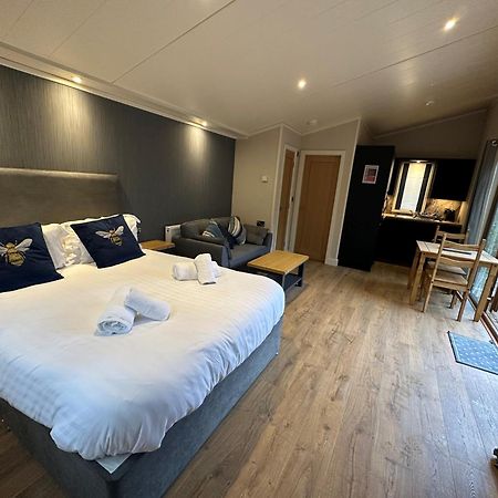 Herons Lake Retreat Hot Tub Lodges Caerwys Екстериор снимка