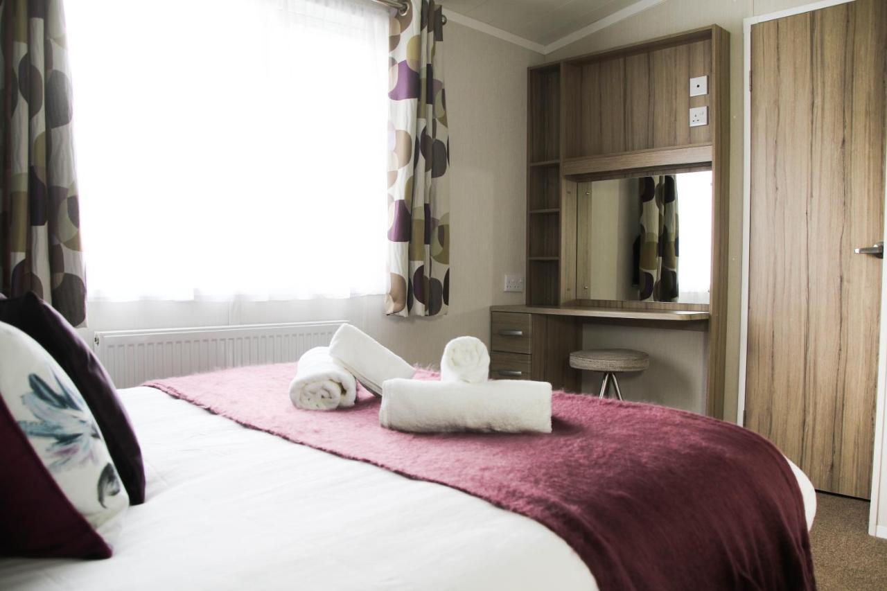 Herons Lake Retreat Hot Tub Lodges Caerwys Екстериор снимка