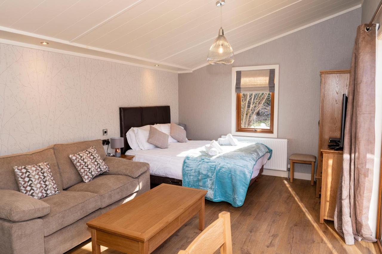 Herons Lake Retreat Hot Tub Lodges Caerwys Екстериор снимка