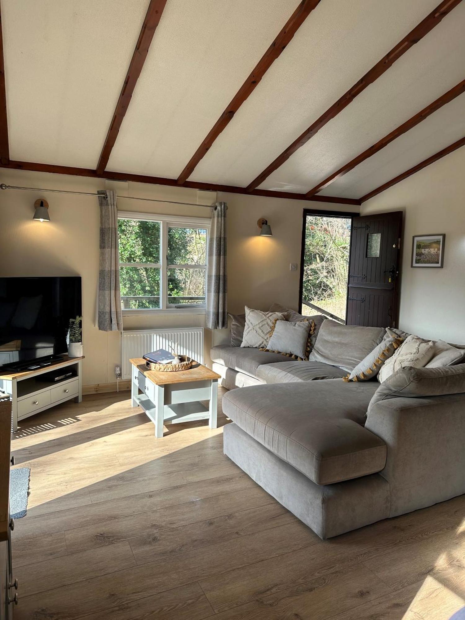 Herons Lake Retreat Hot Tub Lodges Caerwys Екстериор снимка
