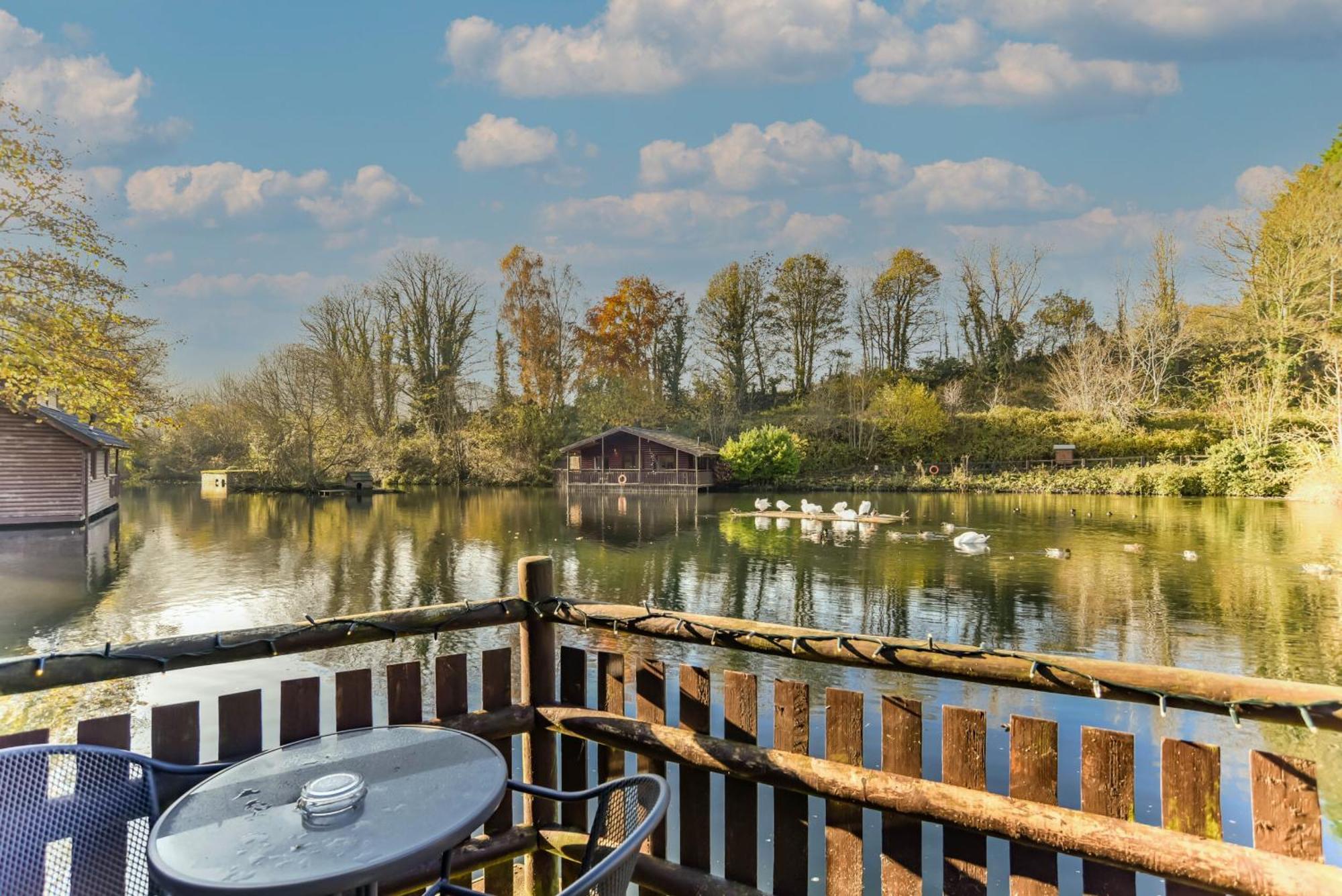 Herons Lake Retreat Hot Tub Lodges Caerwys Екстериор снимка