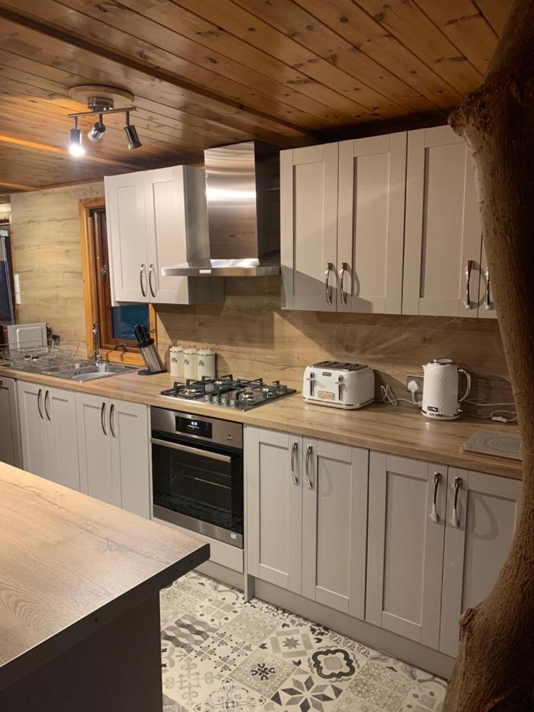 Herons Lake Retreat Hot Tub Lodges Caerwys Екстериор снимка