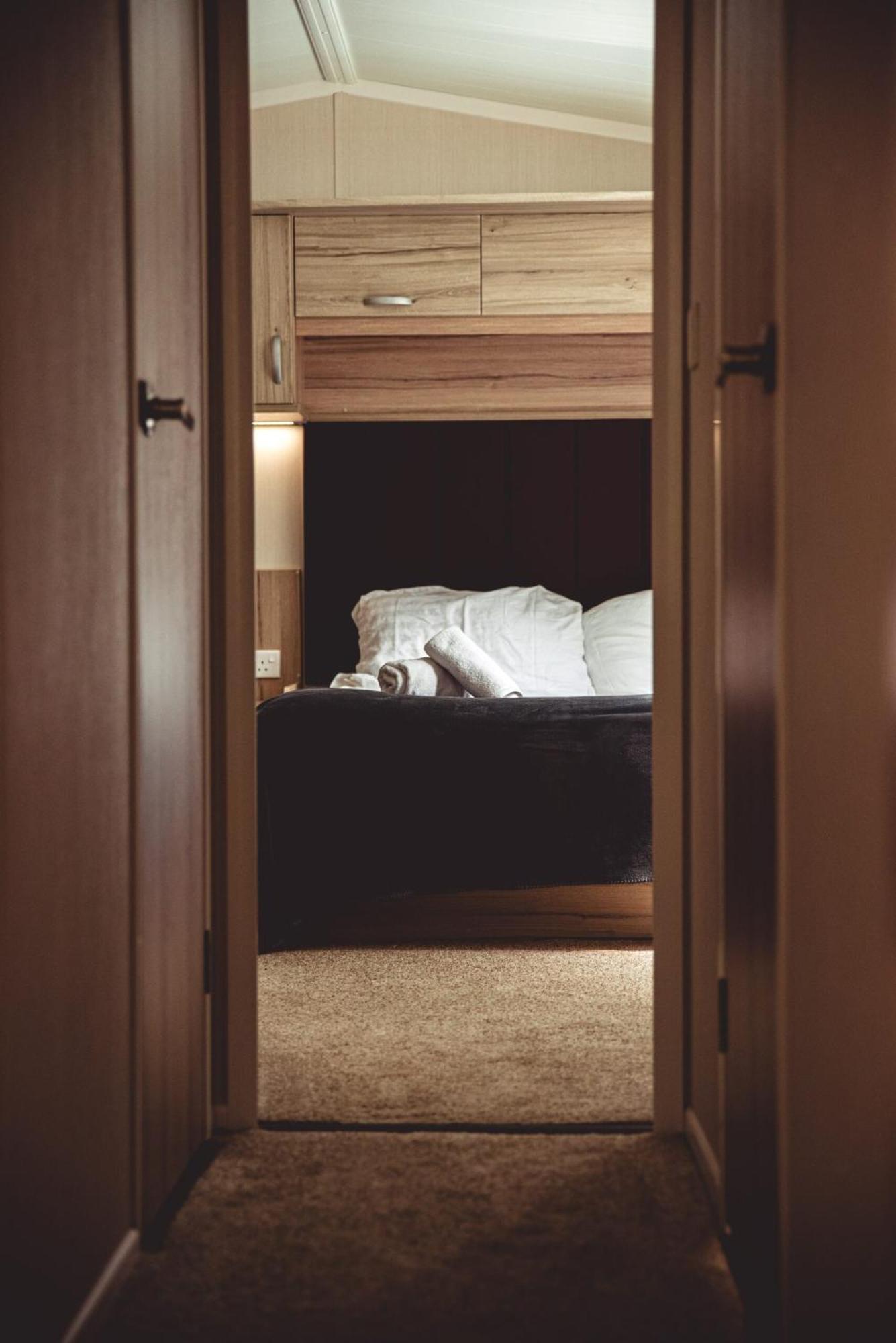 Herons Lake Retreat Hot Tub Lodges Caerwys Екстериор снимка