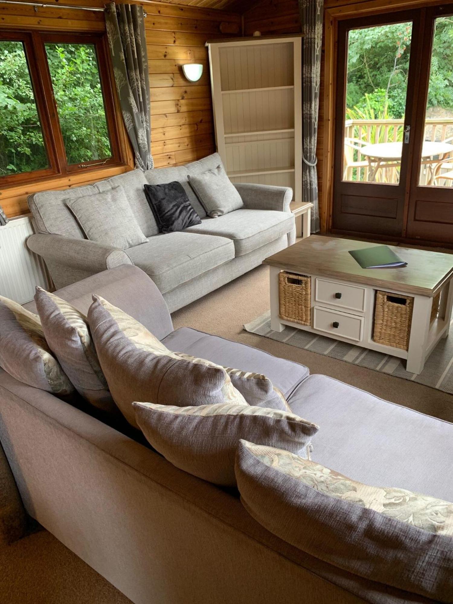 Herons Lake Retreat Hot Tub Lodges Caerwys Екстериор снимка