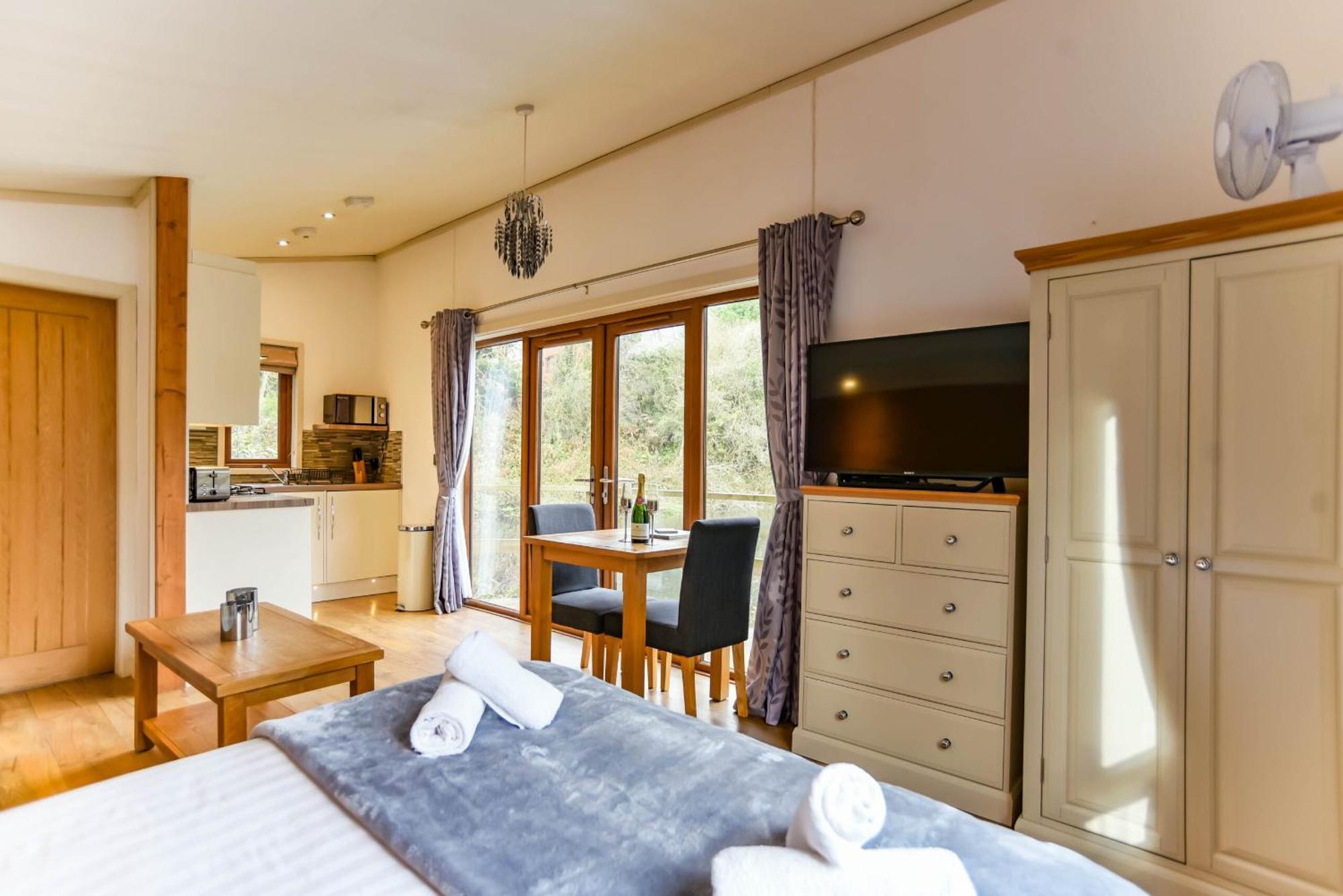 Herons Lake Retreat Hot Tub Lodges Caerwys Екстериор снимка