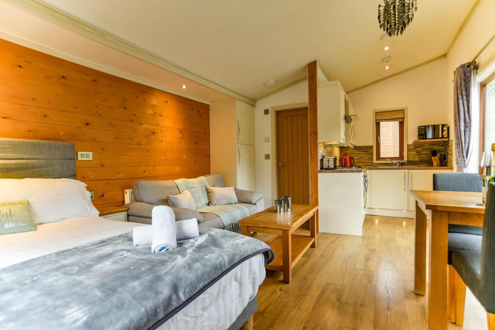 Herons Lake Retreat Hot Tub Lodges Caerwys Екстериор снимка