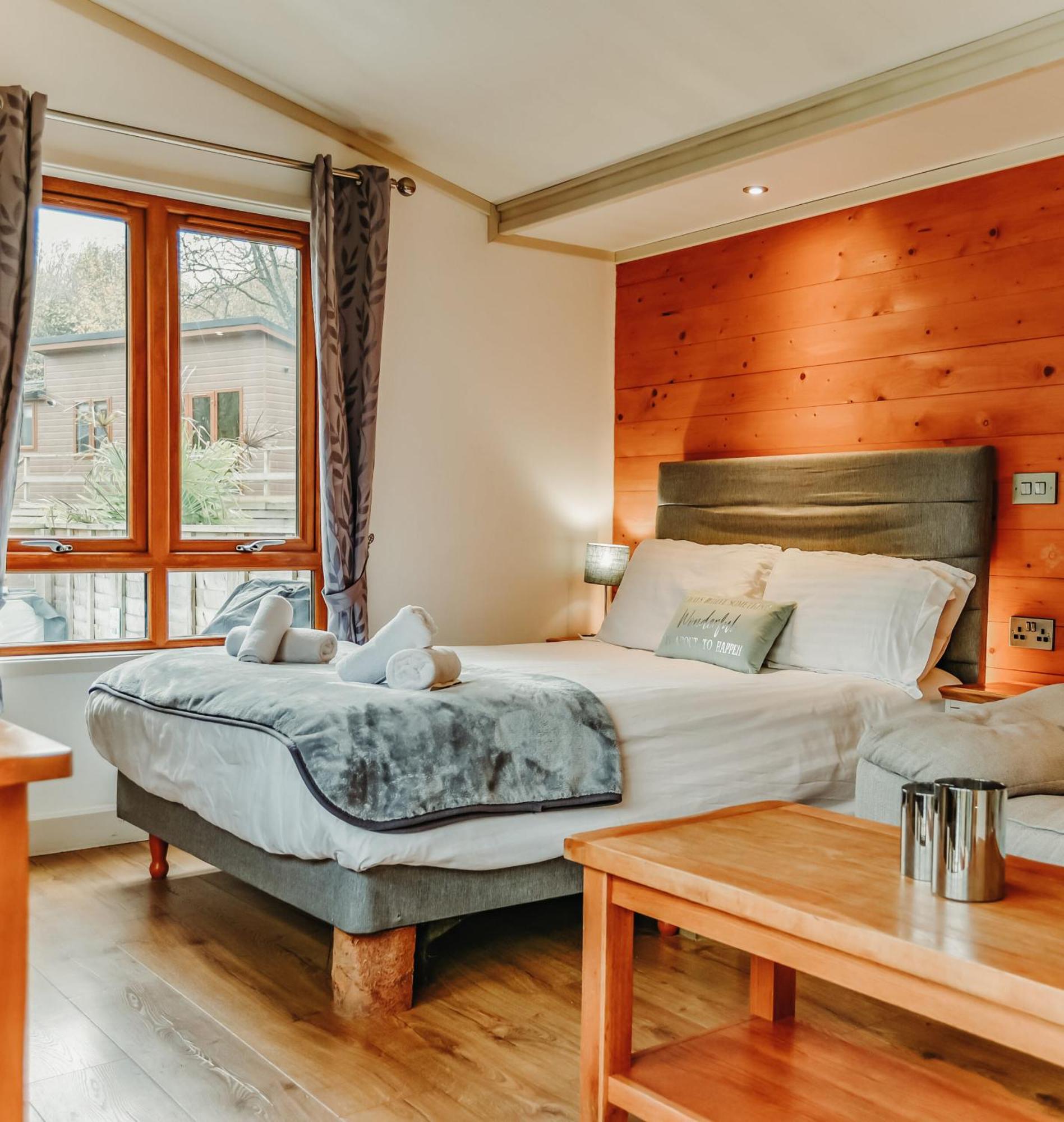 Herons Lake Retreat Hot Tub Lodges Caerwys Екстериор снимка