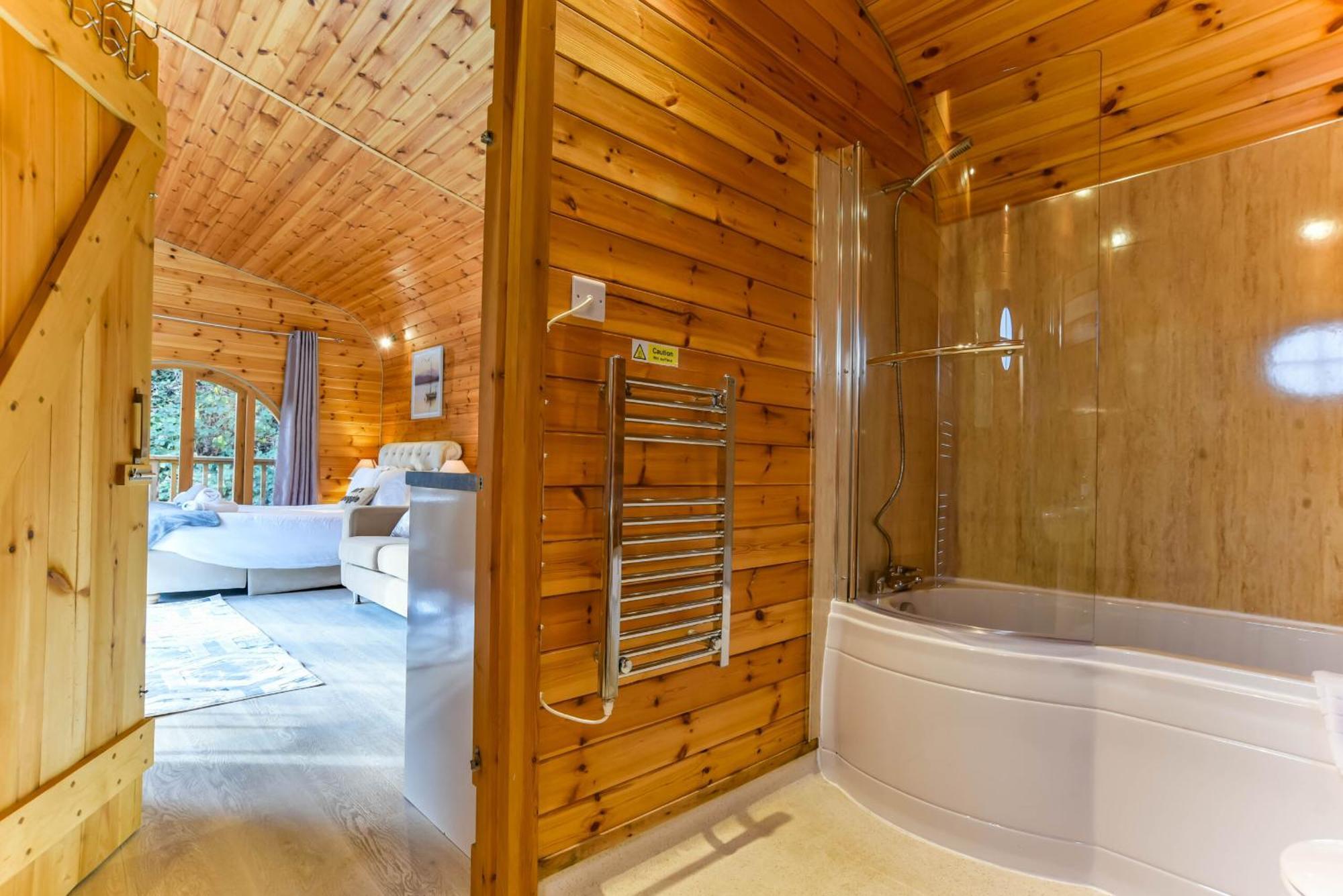 Herons Lake Retreat Hot Tub Lodges Caerwys Екстериор снимка