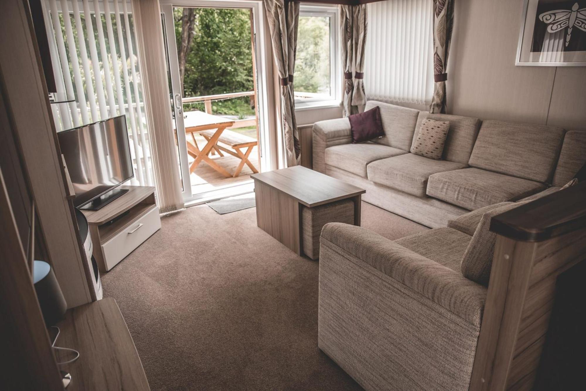 Herons Lake Retreat Hot Tub Lodges Caerwys Екстериор снимка