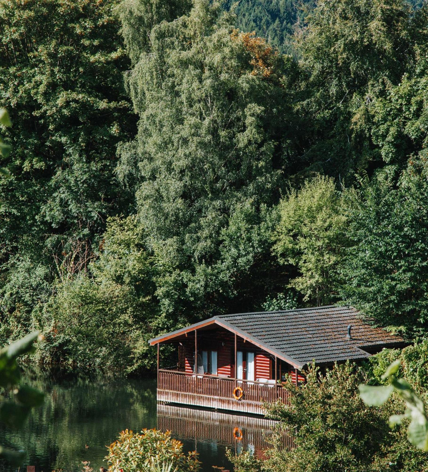 Herons Lake Retreat Hot Tub Lodges Caerwys Екстериор снимка