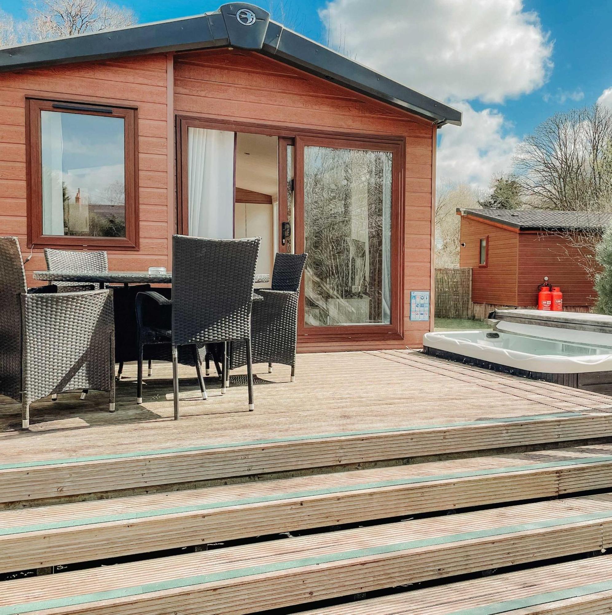 Herons Lake Retreat Hot Tub Lodges Caerwys Екстериор снимка
