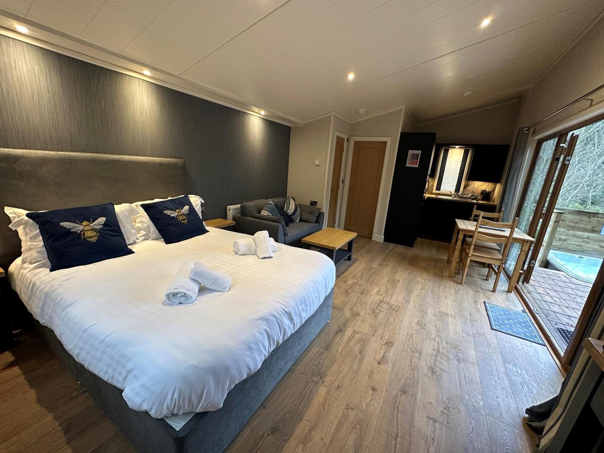 Herons Lake Retreat Hot Tub Lodges Caerwys Екстериор снимка