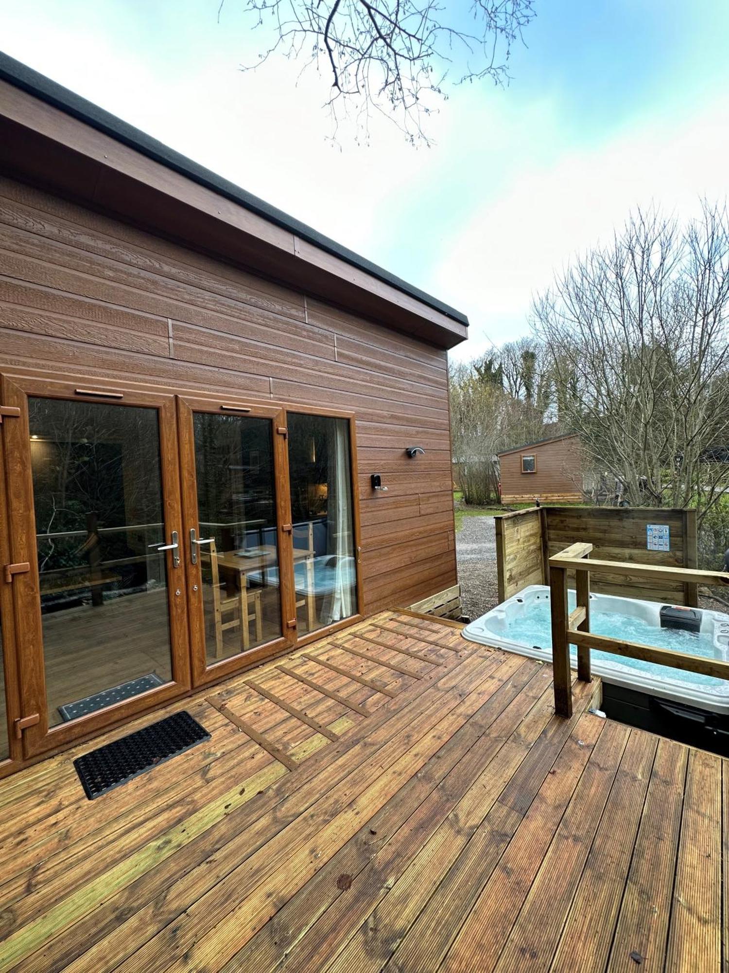 Herons Lake Retreat Hot Tub Lodges Caerwys Екстериор снимка