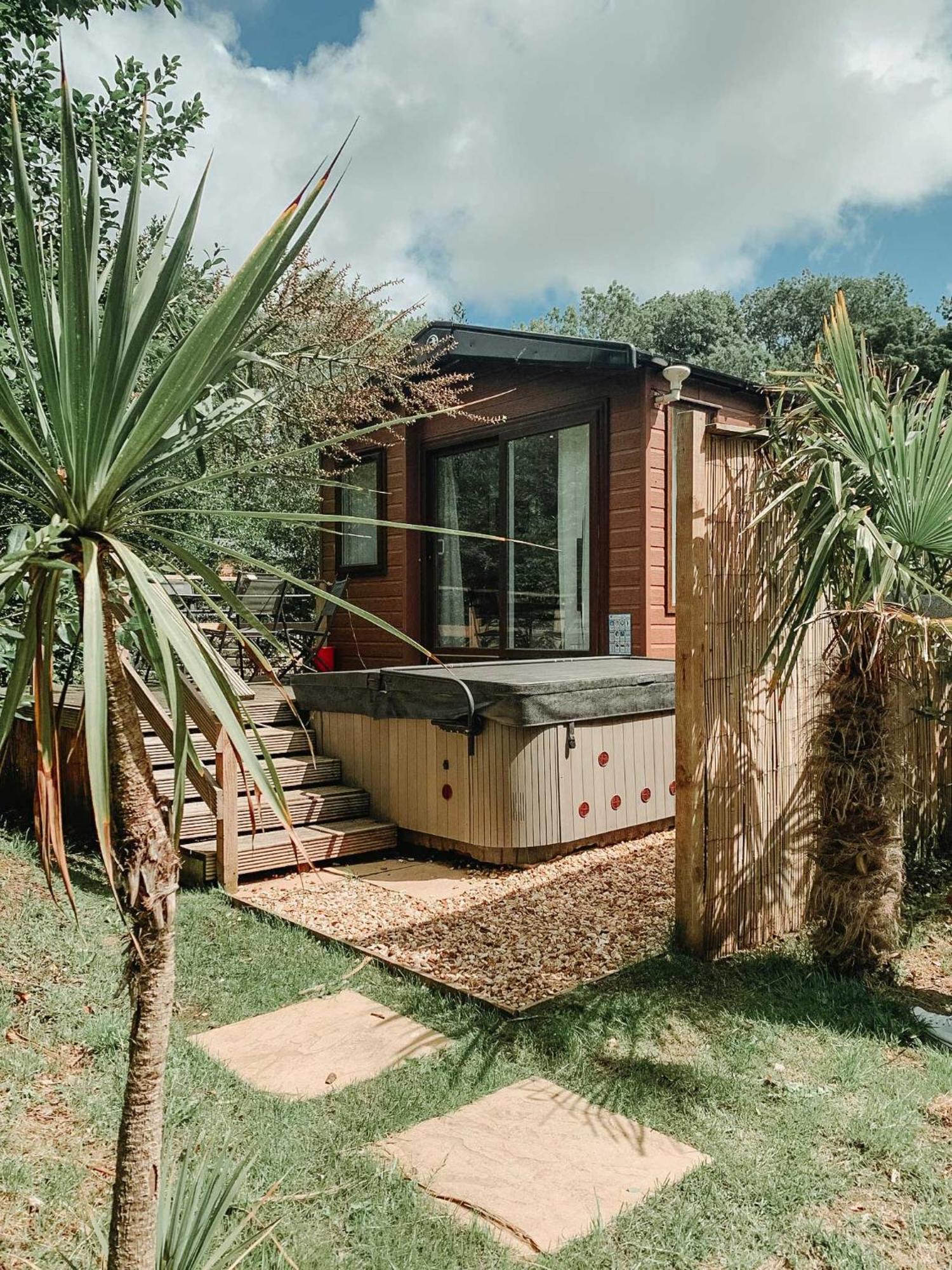 Herons Lake Retreat Hot Tub Lodges Caerwys Екстериор снимка