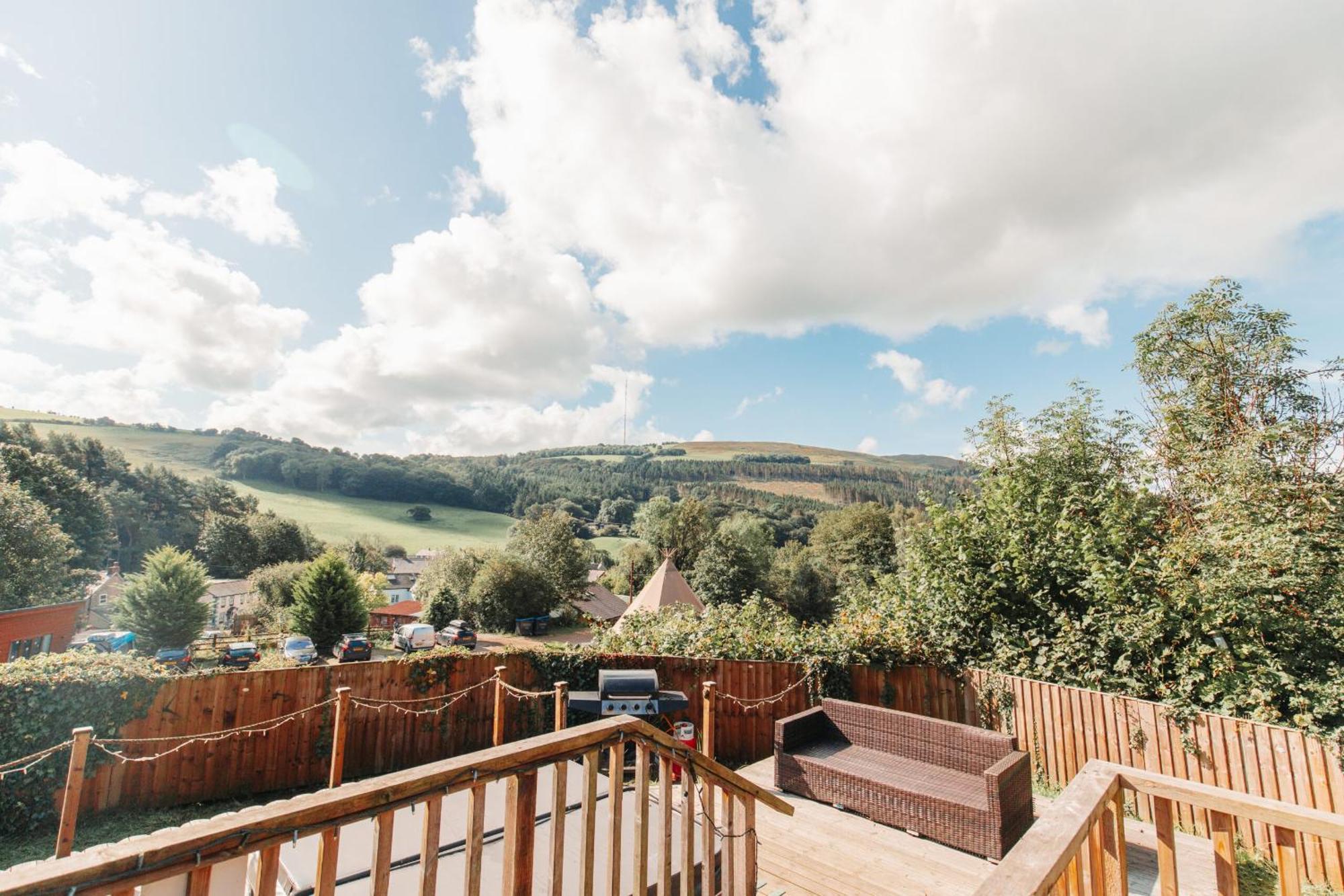 Herons Lake Retreat Hot Tub Lodges Caerwys Стая снимка