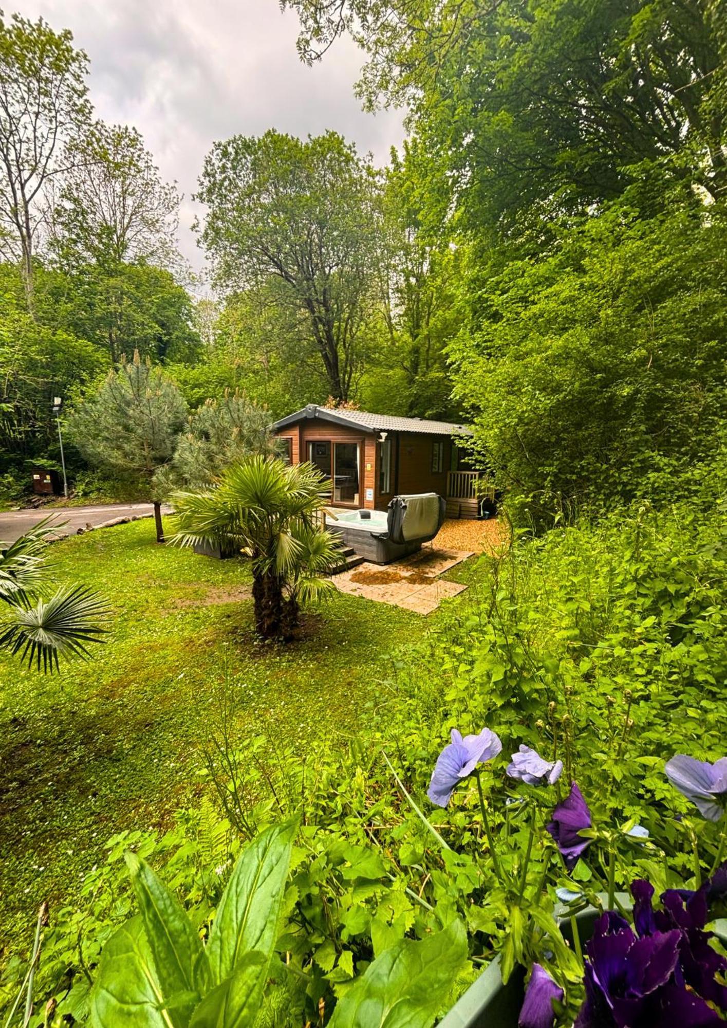 Herons Lake Retreat Hot Tub Lodges Caerwys Стая снимка