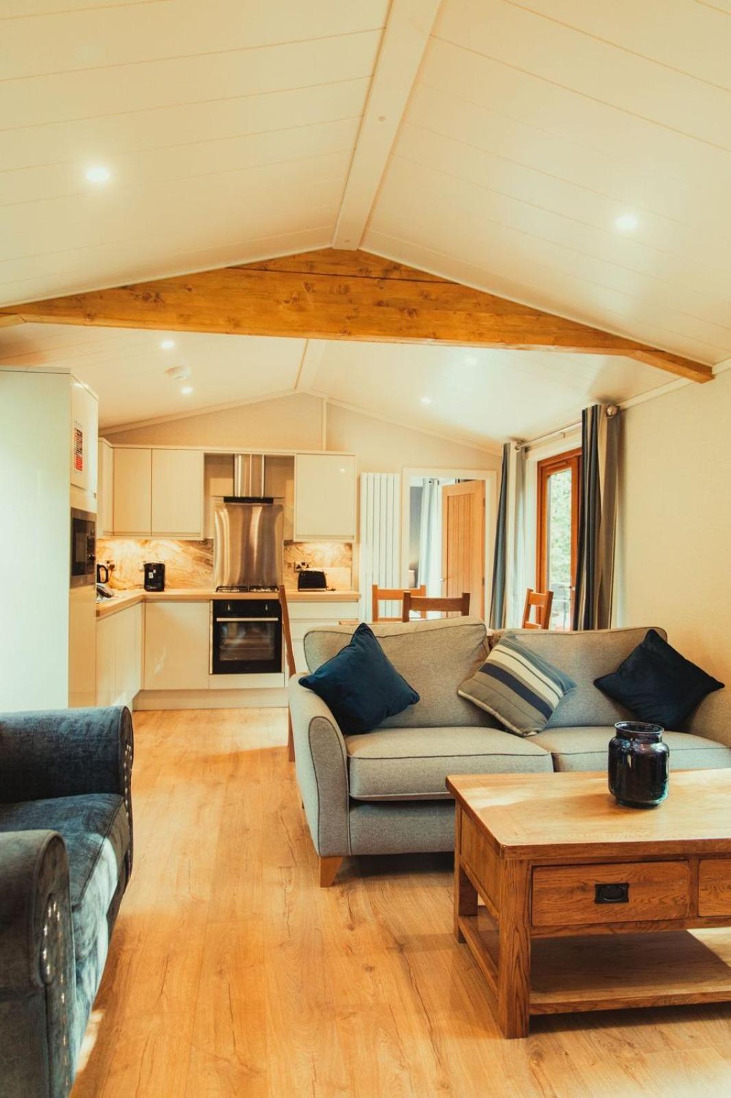 Herons Lake Retreat Hot Tub Lodges Caerwys Екстериор снимка