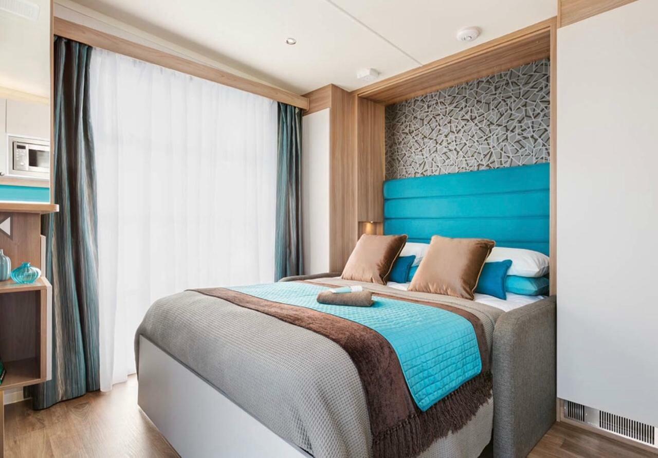 Herons Lake Retreat Hot Tub Lodges Caerwys Екстериор снимка