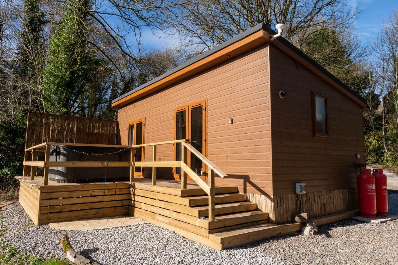 Herons Lake Retreat Hot Tub Lodges Caerwys Екстериор снимка