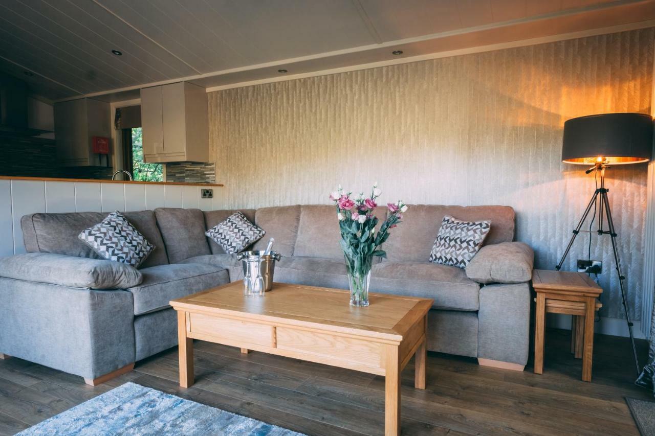 Herons Lake Retreat Hot Tub Lodges Caerwys Екстериор снимка