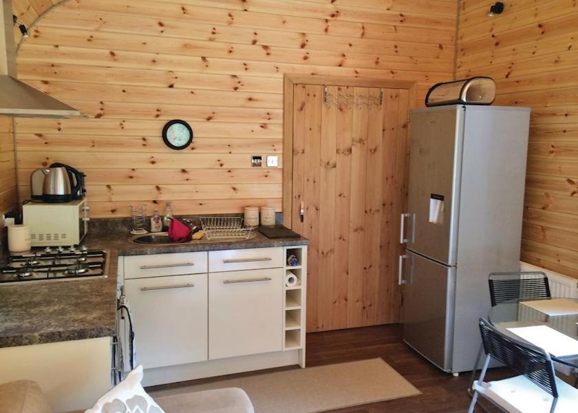 Herons Lake Retreat Hot Tub Lodges Caerwys Екстериор снимка
